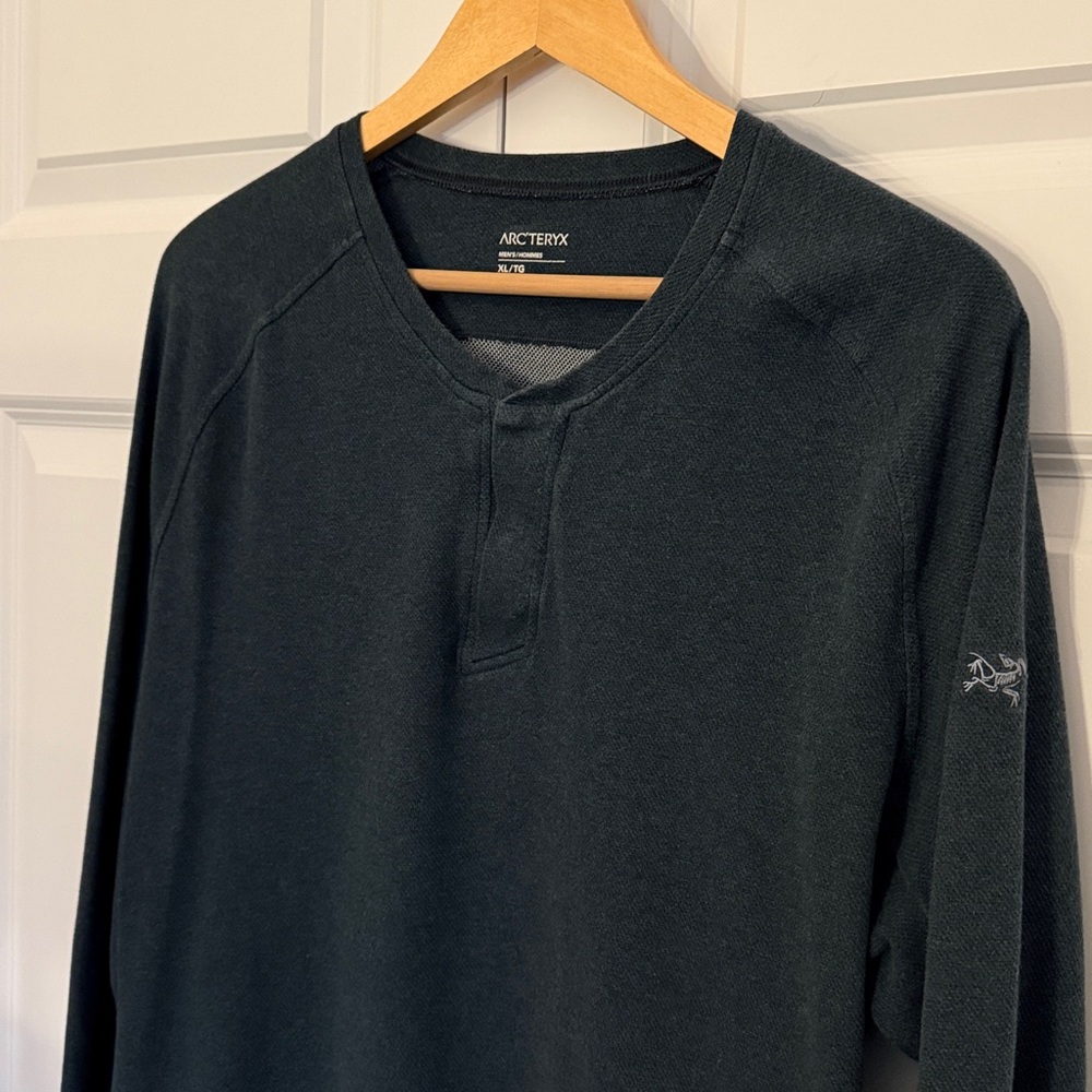 Arc'teryx Men’s Blue Long Sleeve Sirrus Henley Shirt XL